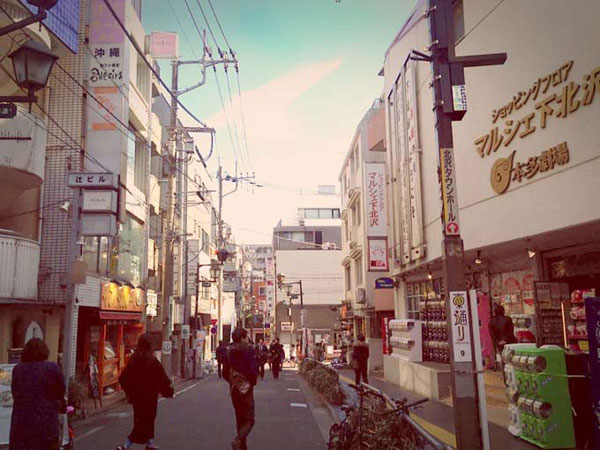 下北沢店前の風景「本多劇場前」